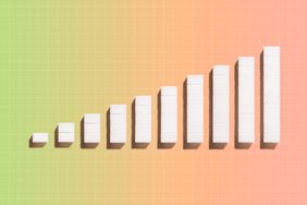 Sugar cubes in a increasing bar graph with a color gradient in the background